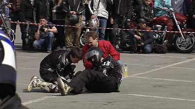 Байкер сломал ногу во время выполнения трюка на открытии мотосезона в Челябинске