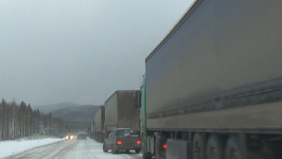 Сотни грузовиков застряли на трассе М-5 из-за снегопада