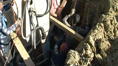 Рабочего завалило землей при обрушении на стройке коттеджа под Челябинском