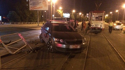 Пьяный водитель вылетел на остановку в центре Челябинска: есть пострадавшие