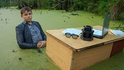 Школьнику, взорвавшему интернет фотосессией на болоте, подарили путевку в Киргизию