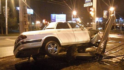 «Волга» протаранила рекламную конструкцию возле пешеходного перехода в Челябинске
