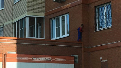 Ребенок в костюме человека-паука гулял по крыше магазина в Челябинске