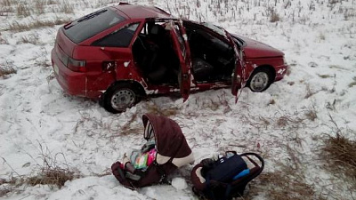Отлетевшие от грузовика колеса отправили ВАЗ в кювет на трассе: пострадал младенец