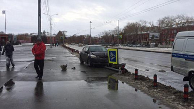 Toyota протаранила светофор и сбила женщину на тротуаре в Челябинске