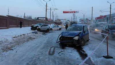 Военнослужащий погиб в лобовом столкновении двух иномарок на въезде в Металлургический район