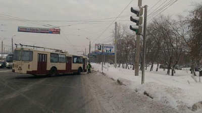 Троллейбус в Челябинске сбил женщину, переходившую дорогу на зеленый свет