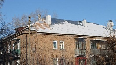 «Коммунальный спецназ» наведался в три дома с дырявой крышей в Челябинске