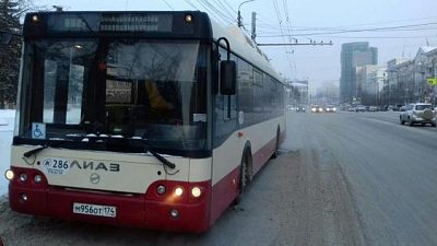 Две челябинки серьезно пострадали из-за резкого торможения автобуса и трамвая