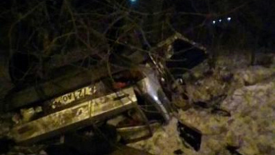 В Челябинске ВАЗ перевернулся, столкнувшись со столбом