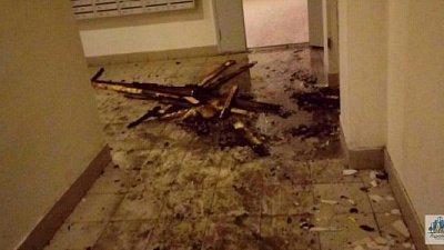 Неизвестные подожгли дверь в подъезде микрорайона «Парковый» в Челябинске