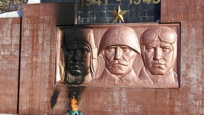 Дети подожгли венки у Вечного огня в Южноуральске