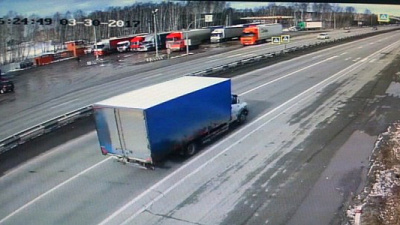 Грузовик насмерть сбил водителя, ждавшего эвакуатор на трассе М-5