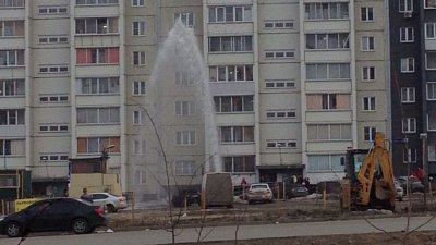 Коммунальный фонтан высотой в несколько этажей сняли на видео в Челябинске