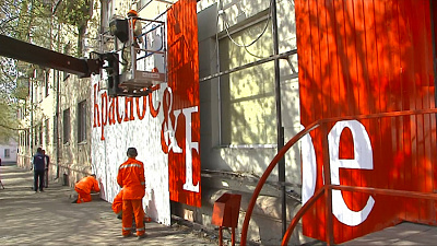 В Магнитогорске демонтируют рекламные конструкции алкомаркетов «Красное Белое» 