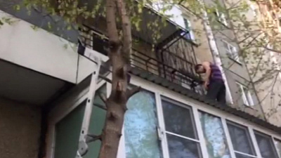 Жители дома по ул.Братьев Кашириных развернули спецоперацию по спасению котенка с запертого балкона 