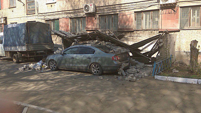 Кирпичная стена рухнула на дорогой автомобиль в Челябинске 
