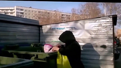 Женщина посадила маленькую дочь в мусорный бак 