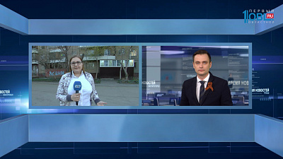 Местные жители вызволяют из заточения маленького котенка.