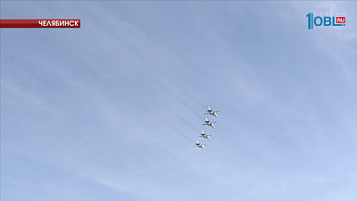 СУ-24М пролетели над площадью Революции