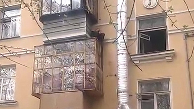 Жительница Миасса пыталась зайти в квартиру через балкон третьего этажа 