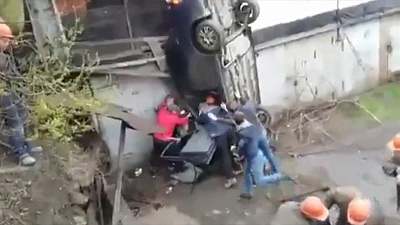 Иномарка воткнулась капотом в землю. Лобовое столкновение двух автомобилей в Магнитогорске 