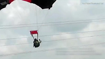 Парашютистка столкнулась с проводами линии электропередач 