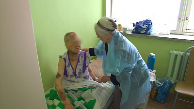 Неадекватная женщина жестоко избила ветерана труда металлическим чайником 