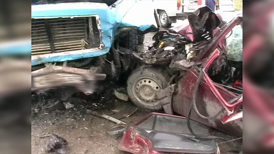 Грузовик столкнулся с легковушкой на трассе М5