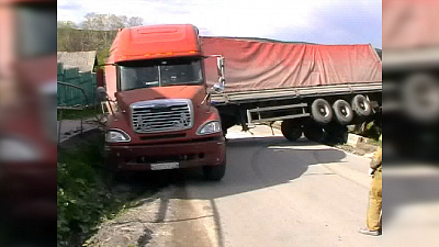 Фура с мукой столкнулась с сараем 