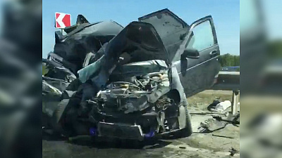 Легковой автомобиль превратился в груду металла после столкновения с автобусом 