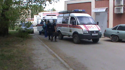 Дети сидели на балконе 9 этажа и выкидывали вниз игрушки 