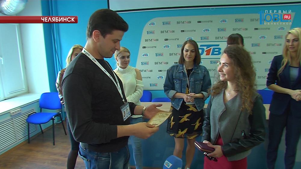 Елена Щербакова получает пригласительный билет на двоих в Молодёжный театр