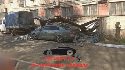 Кирпичная стена рухнула на припаркованную машину в Челябинске