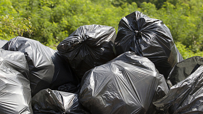 Глава Челябинска потребовал убрать с улиц мешки с мусором, оставшиеся после субботников 