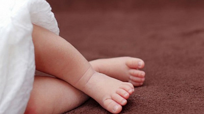 Врачи пытаются определить возраст выброшенного младенца