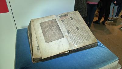 В челябинском музее на неделю выставили уникальную Библию 16 века