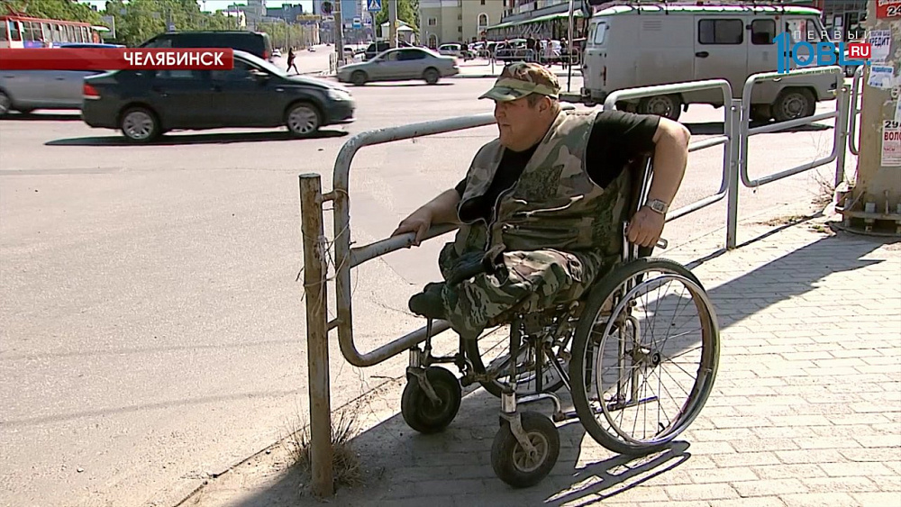 Инвалида заставили отобедать на улице 