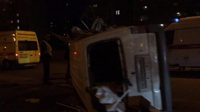 Минивэн перевернулся на ул. Академика Королева. Видео с места происшествия