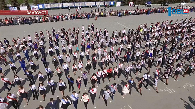 В Златоусте две тысячи выпускников одновременно станцевали школьный вальс 
