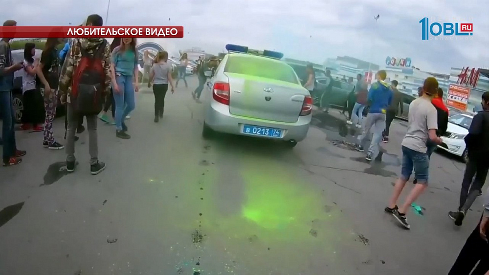 Агрессивные подростки закидали патрульные машины краской 