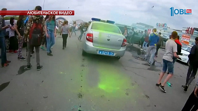 Агрессивные подростки закидали патрульные машины краской 