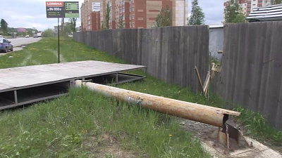 Огромный рекламный щит рухнул на землю с жилой зоной в Миассе 