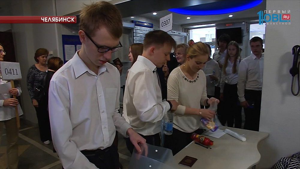 11 тысяч 640 выпускников школ сегодня сдавали ЕГЭ по математике базового уровня