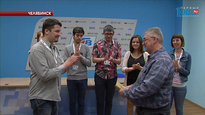 Дмитрий Чухарев получает книгу Олега Митяева «Небесный калькулятор»