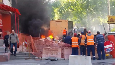 Горящая обмотка подземных труб парализовала работу коммунальщиков 