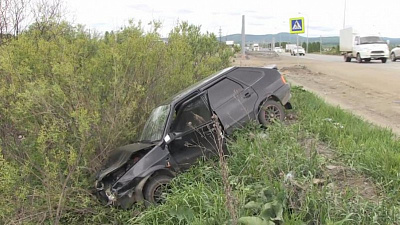 Легковушка въехала в иномарку обгоняя фуру