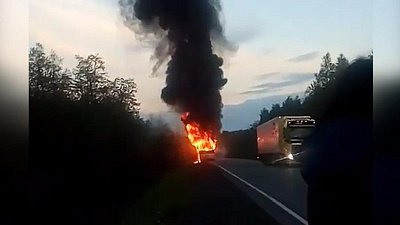 Очевидцы сняли на видео горящий автобус 