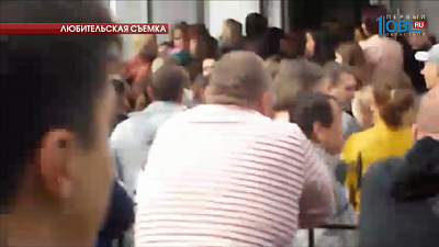 Родители будущих учеников школы в Парковом устроили давку в очереди 