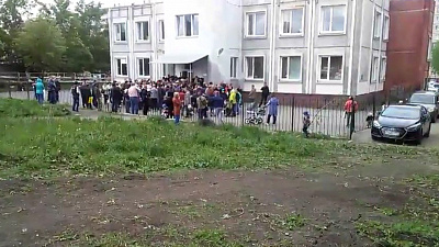 Родители ночевали у новой школы в «Парковом», чтобы успеть записать детей